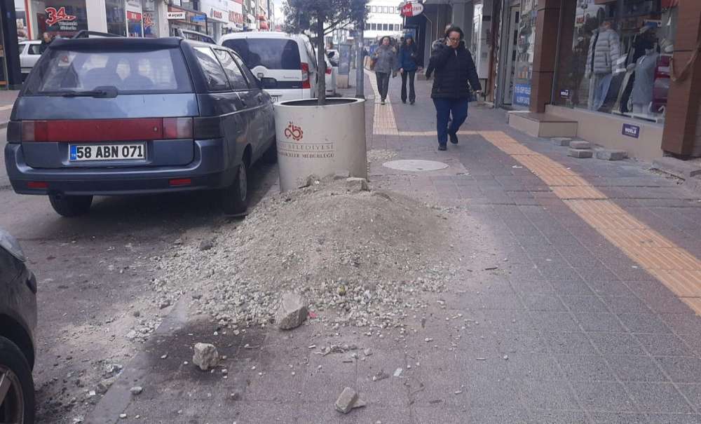 Kaldırımın Üzeri Günlerdir Temizlenmeyi Bekliyor