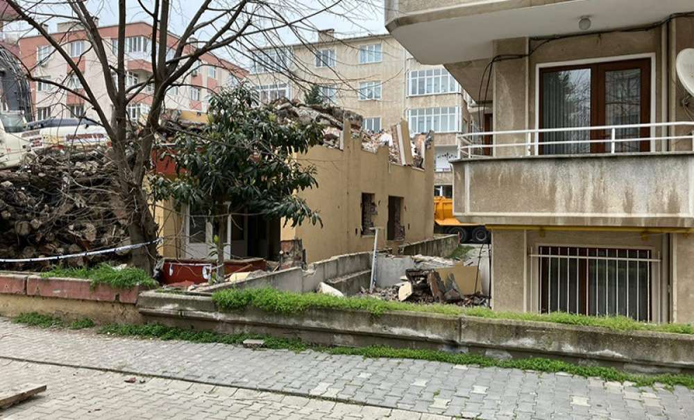Yıkılan Binaya Önlem Alınmaması Tepki Çekti!