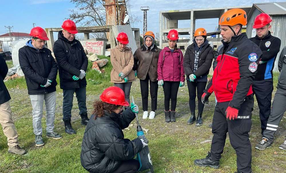 Çorlu Ake'den Depremde Arama Kurtarma Eğitimi