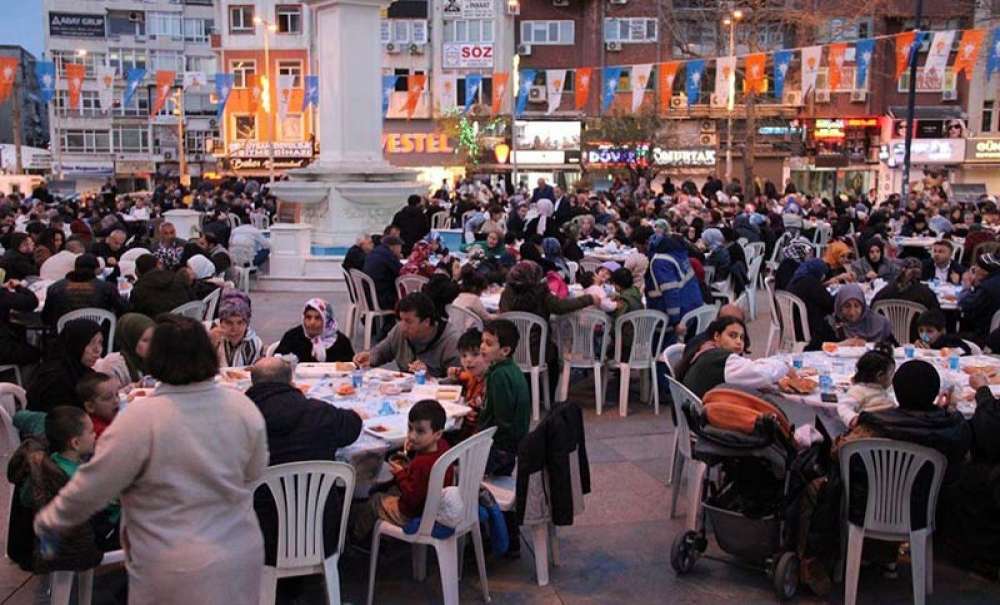 Ak Parti'den 3 Bin Kişilik İftar