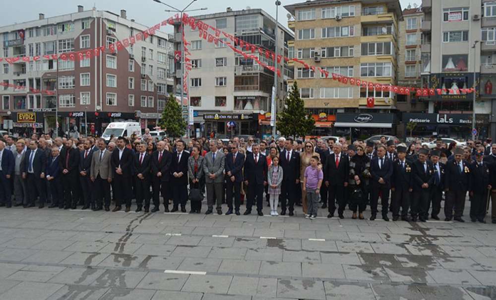 Atatürk Anıtına Çelenkler Sunuldu