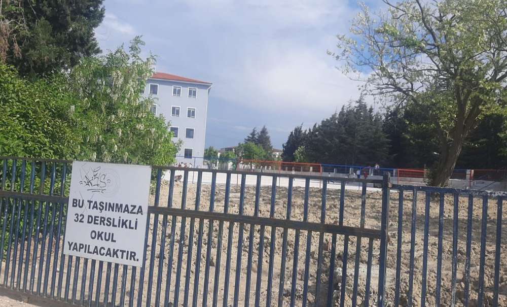 Okulda Eğitim Başladı Tabela Hala Duruyor