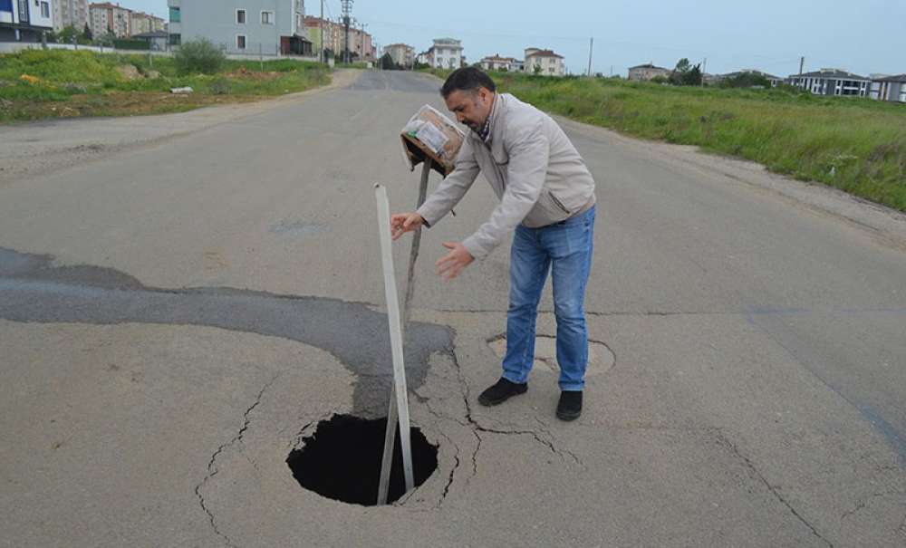 Yolda 1 Metrelik Çukur Oluştu