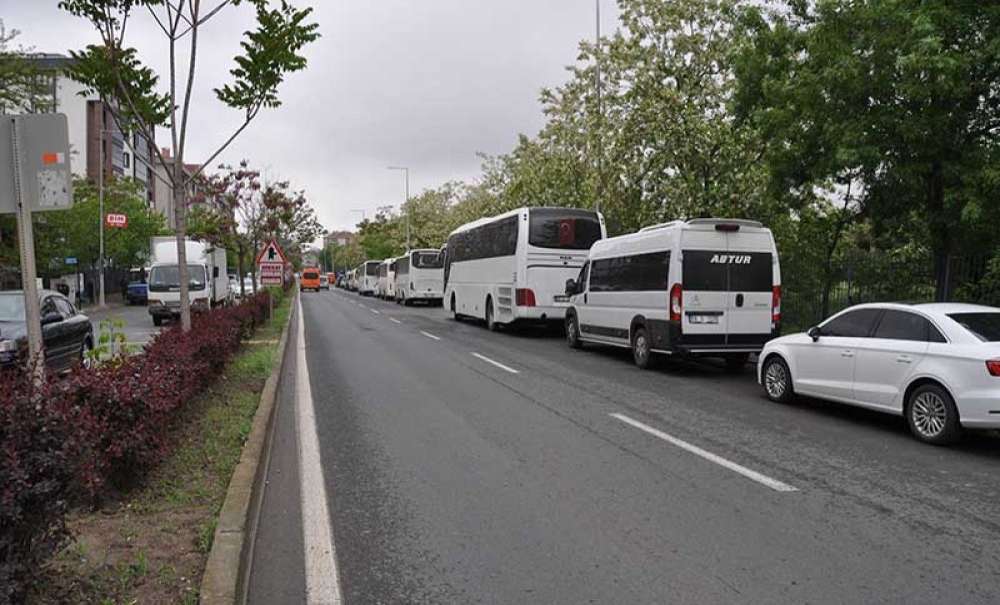 Atatürk Bulvarı Otopark Gibi Kullanılıyor!