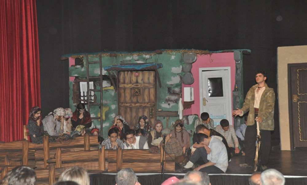 Lise Öğrencilerinin Tiyatro Oyunu Büyük Beğeni Aldı