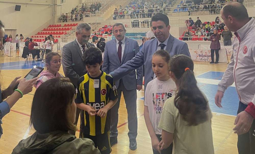 Kaymakam Eren Kapalı Spor Salonunu Ziyaret Etti