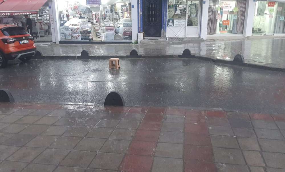 Yağmur Yağdı Yollar Yine Göle Döndü