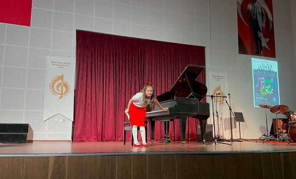 Öğrenciler Festivalde Yeteneklerini Sergiledi