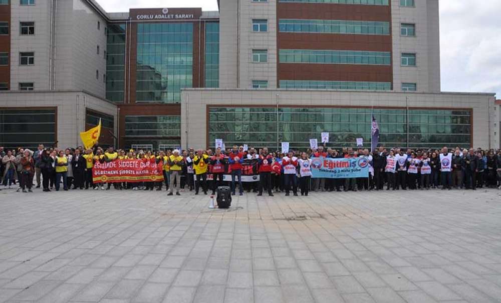 Öğretmenler Ayakta!