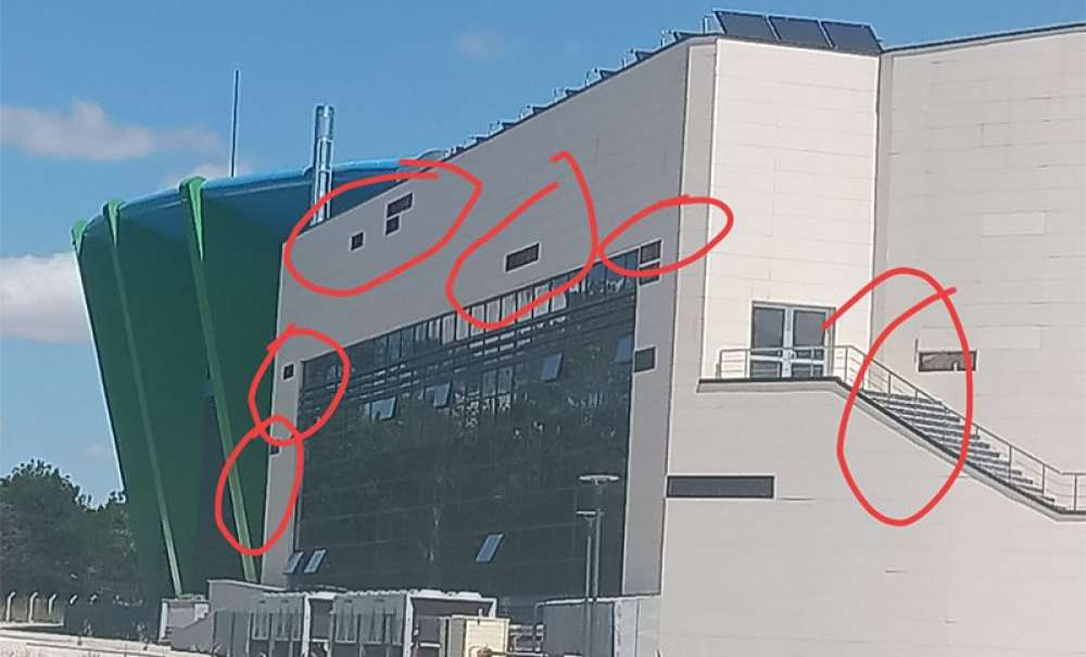 Hizmete Başlamadan, Dökülmeye Başladı