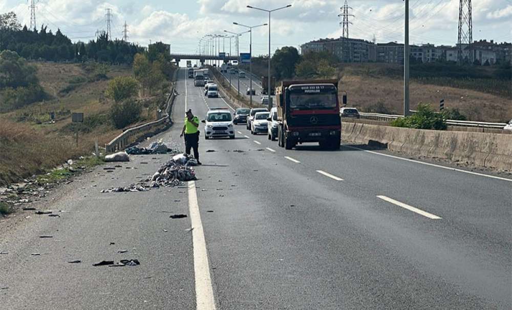 Kamyondan Dökülen Kumaşlar Tehlike Saçtı