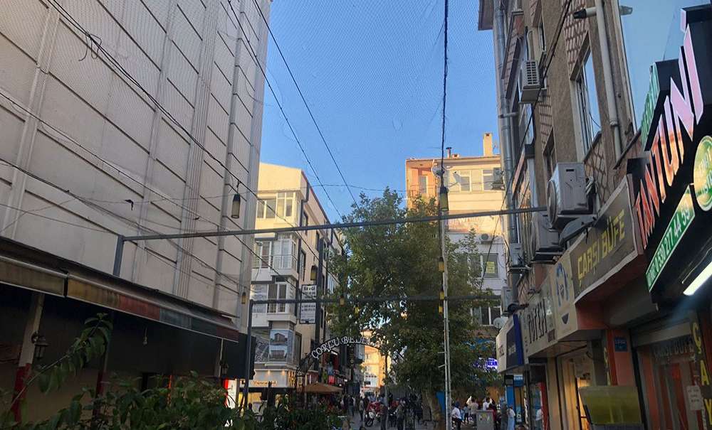 Şemsiyeli Sokaktan Geriye Delik Deşik Görüntü Kaldı