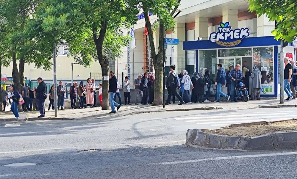 Vatandaş 4 Lira İçin Ekmek Kuyruğuna Giriyor