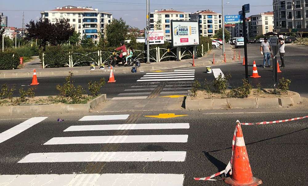 Yaya Geçitleri Boyandı
