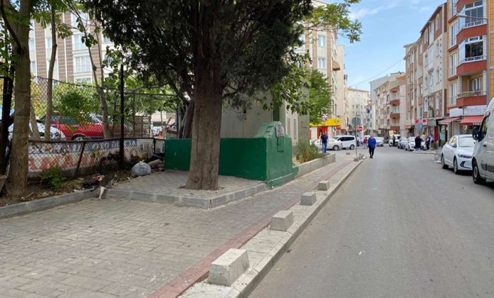 Yaz Kış Türbenin Yanında Yatıp Kalkıyor