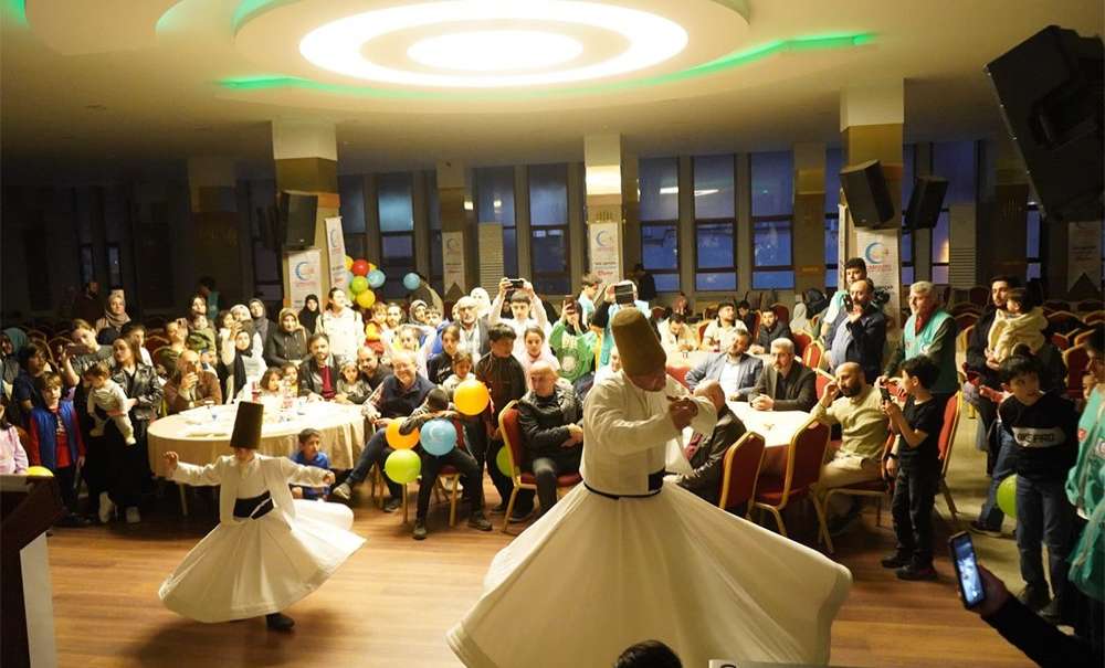 “Yeti̇mlere Tebessüm Etti̇rmek Görevi̇mi̇z”