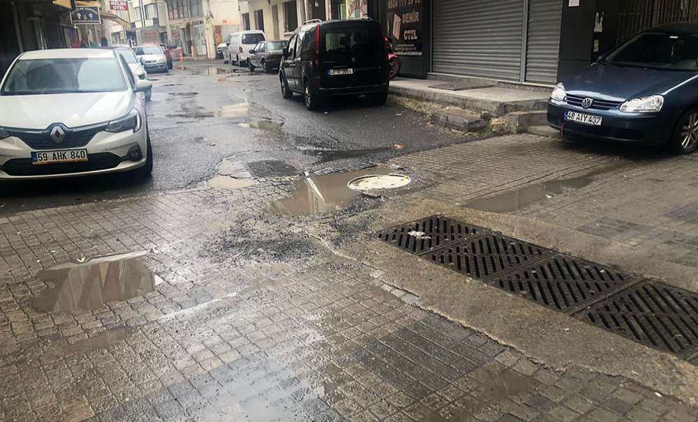 Yollar Delik Deşik